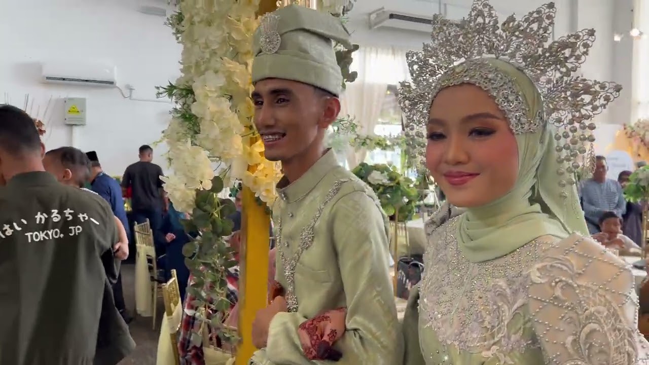Pengantin mula berjalan ke pelamin setelah Kompang di mulakan… 2025