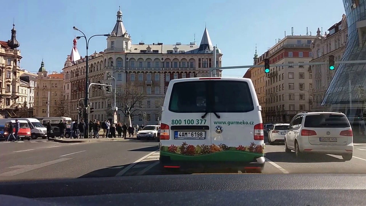 Прага. Легко ли ездить по узким улочкам...