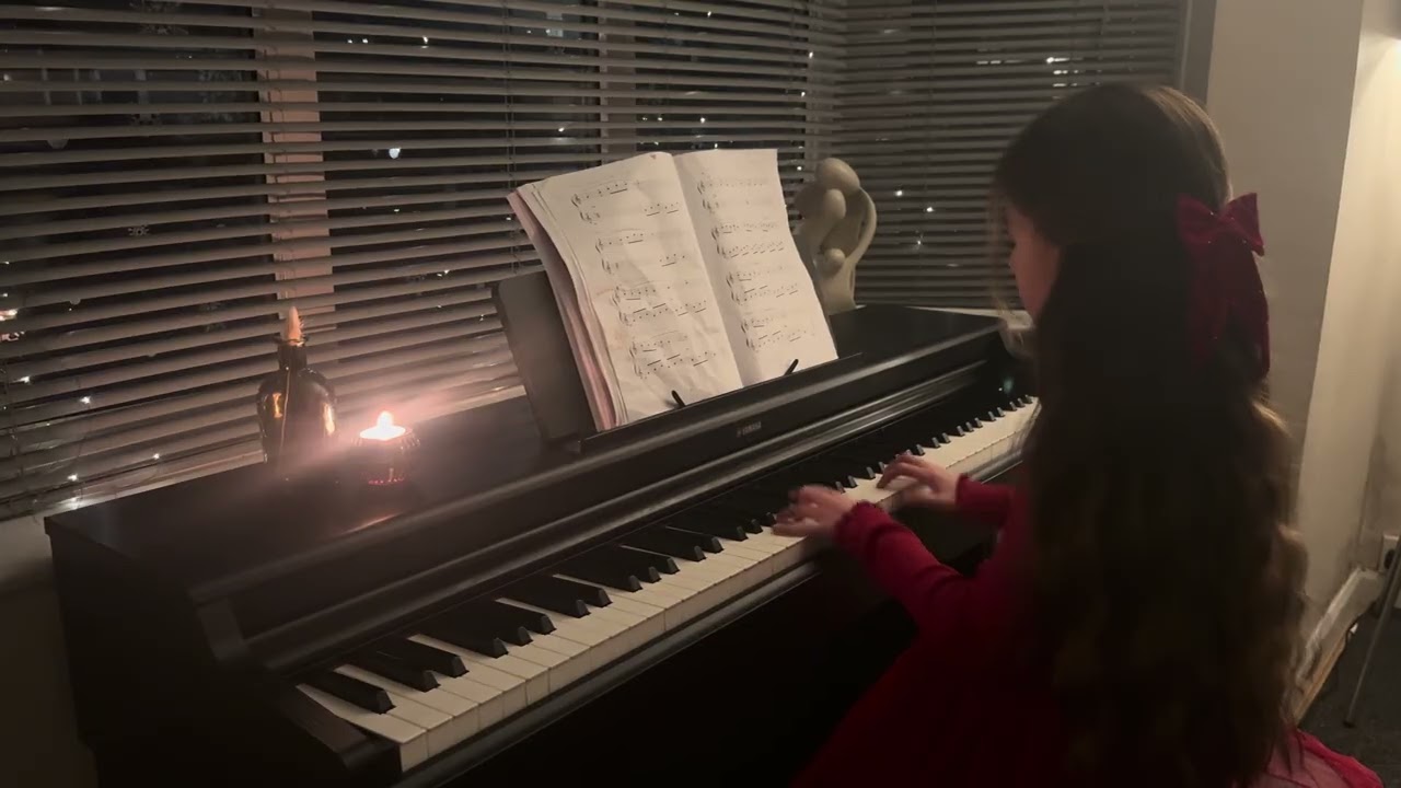 Adorable! Little Pianist Plays the Persian Song “Jane Maryam” 🎶