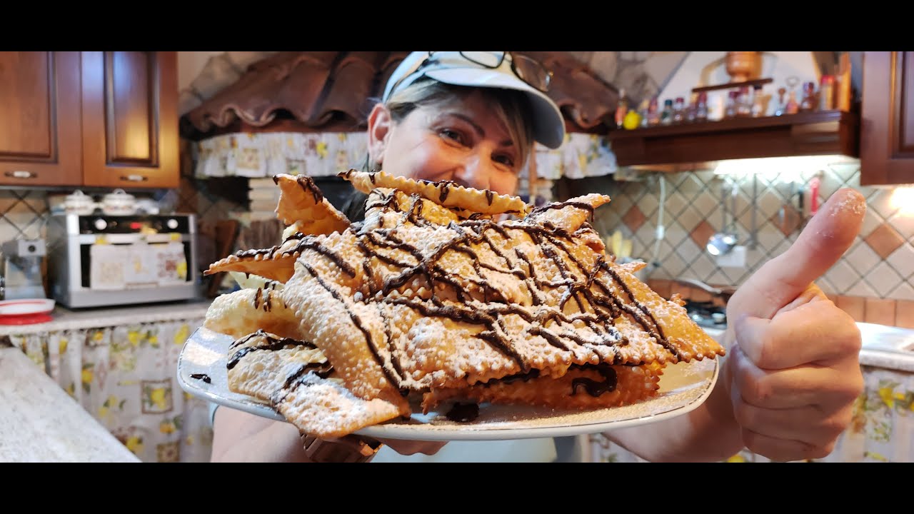 Chiacchere, frappe, crostoli ,fritte leggere, profumate con tante bolle