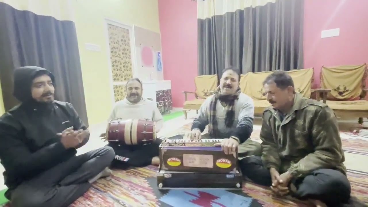 अपने गांव में छोटे भाई प्रदीप राणा.भतीजे कपिल राणा और विशाल के साथ लोकगीत का आनंद लेते हुए..