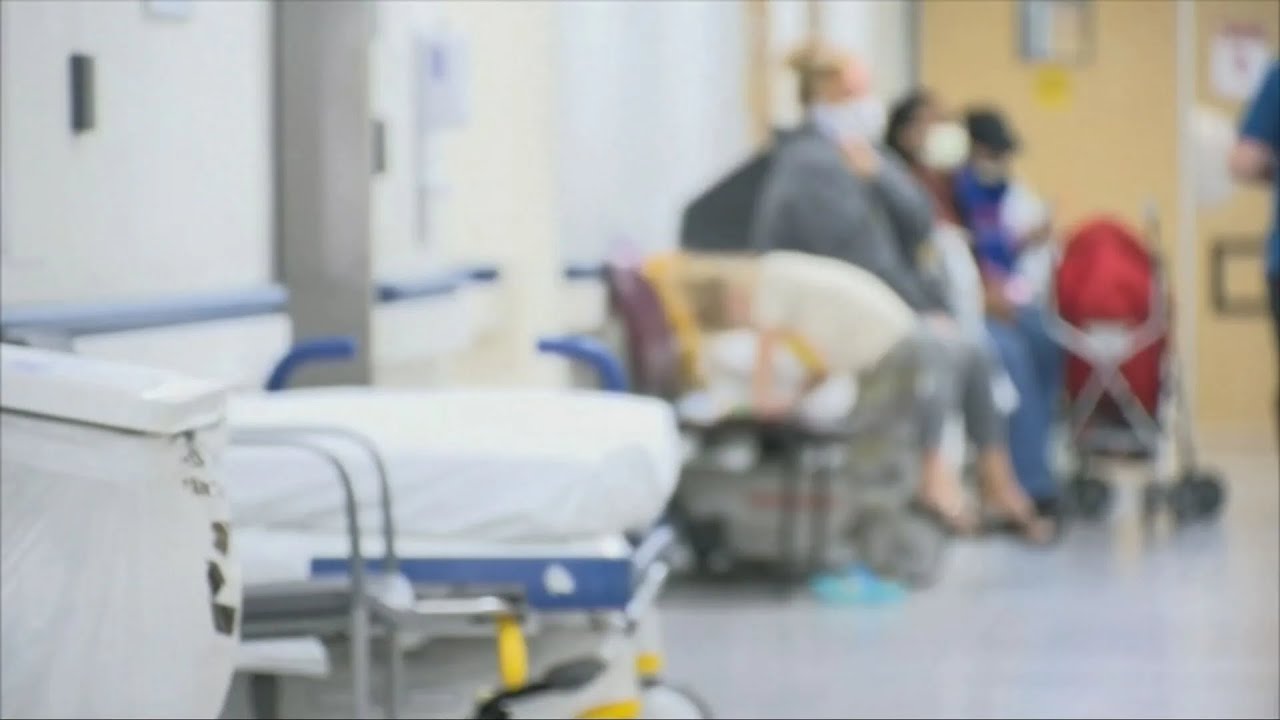 Мужчину обвиняют в нападении на врача и охранников в местной больнице.