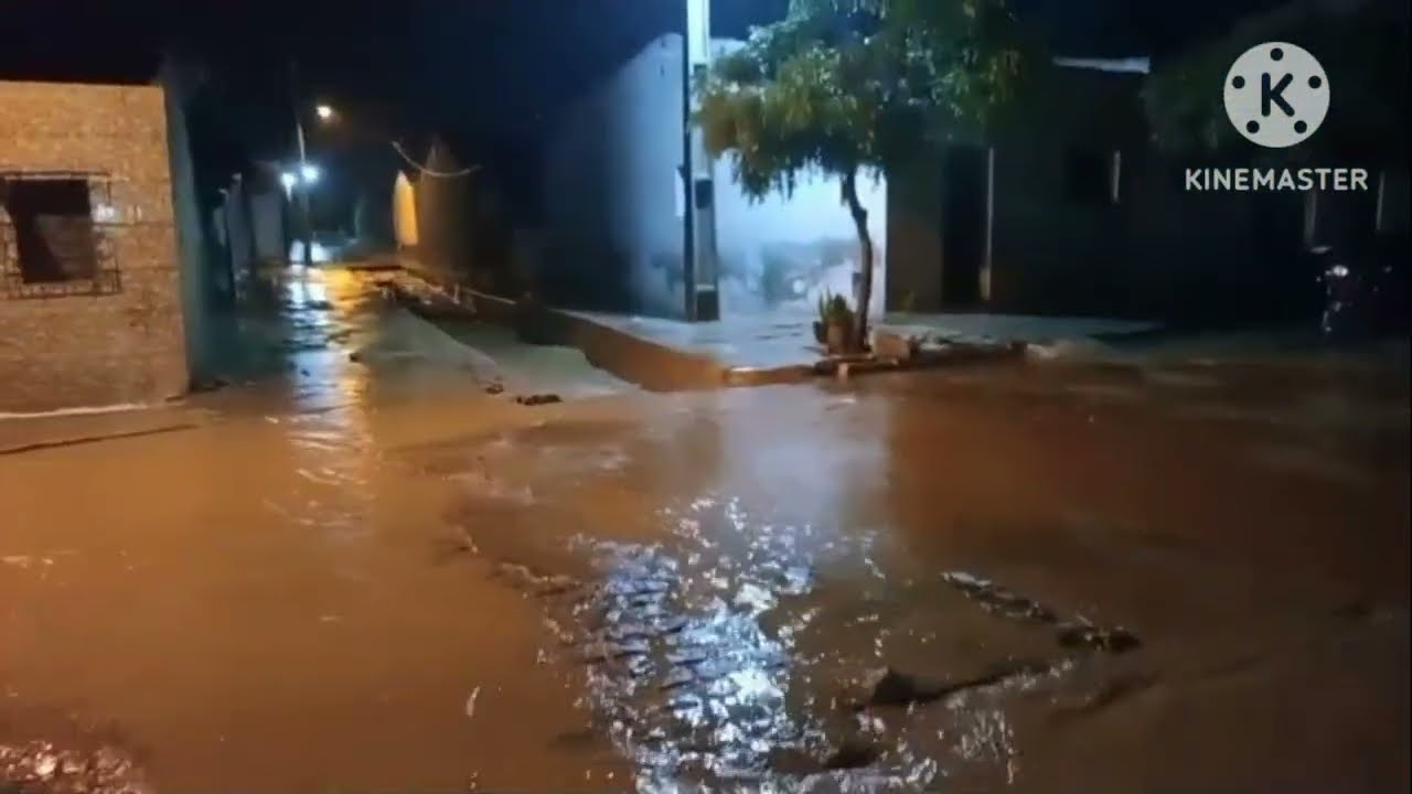 AS RUAS DE TAPEROÁ ALAGAM COM CHUVAS FORTES 