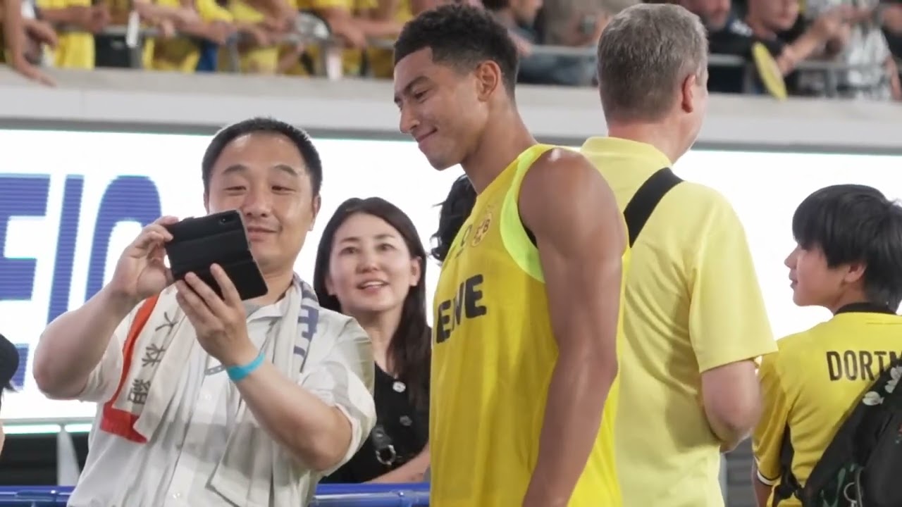 Dortmund greeted by enthusiastic fans ahead of FC Tokyo match.