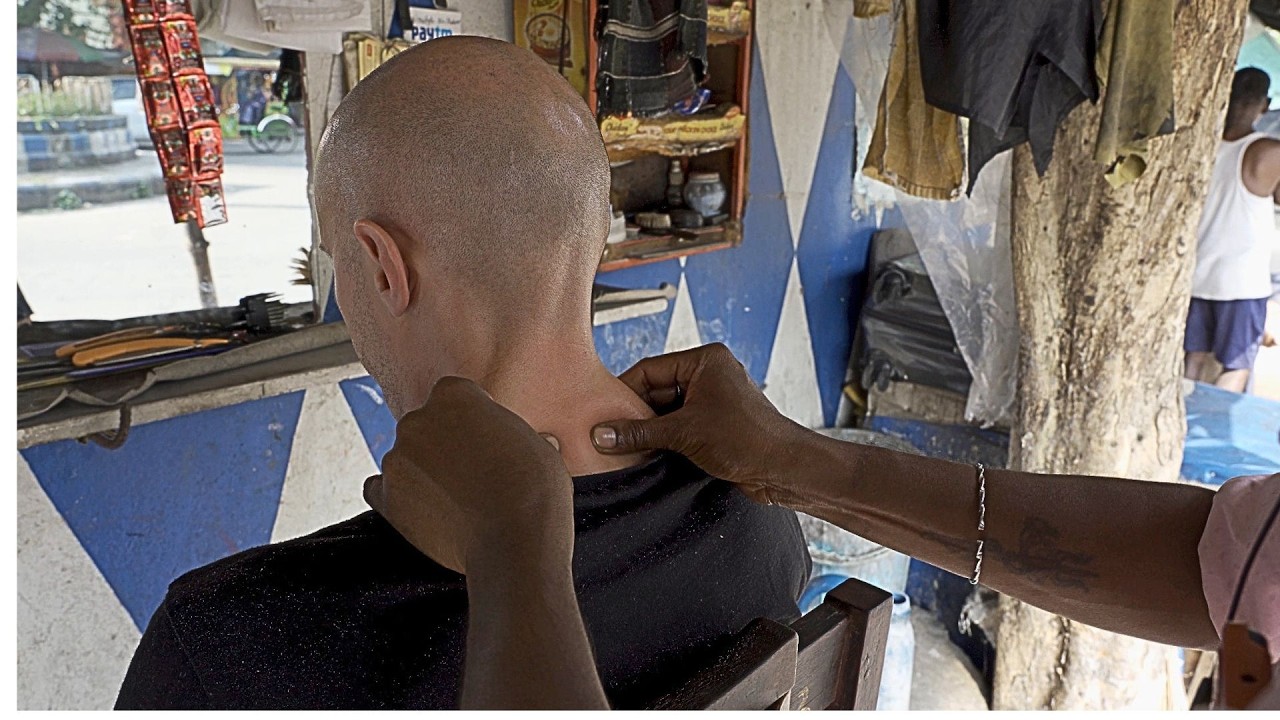 Loud. Crowded. PERFECT. The Most Unexpected Relaxing Street Head Massage! 😲🎧