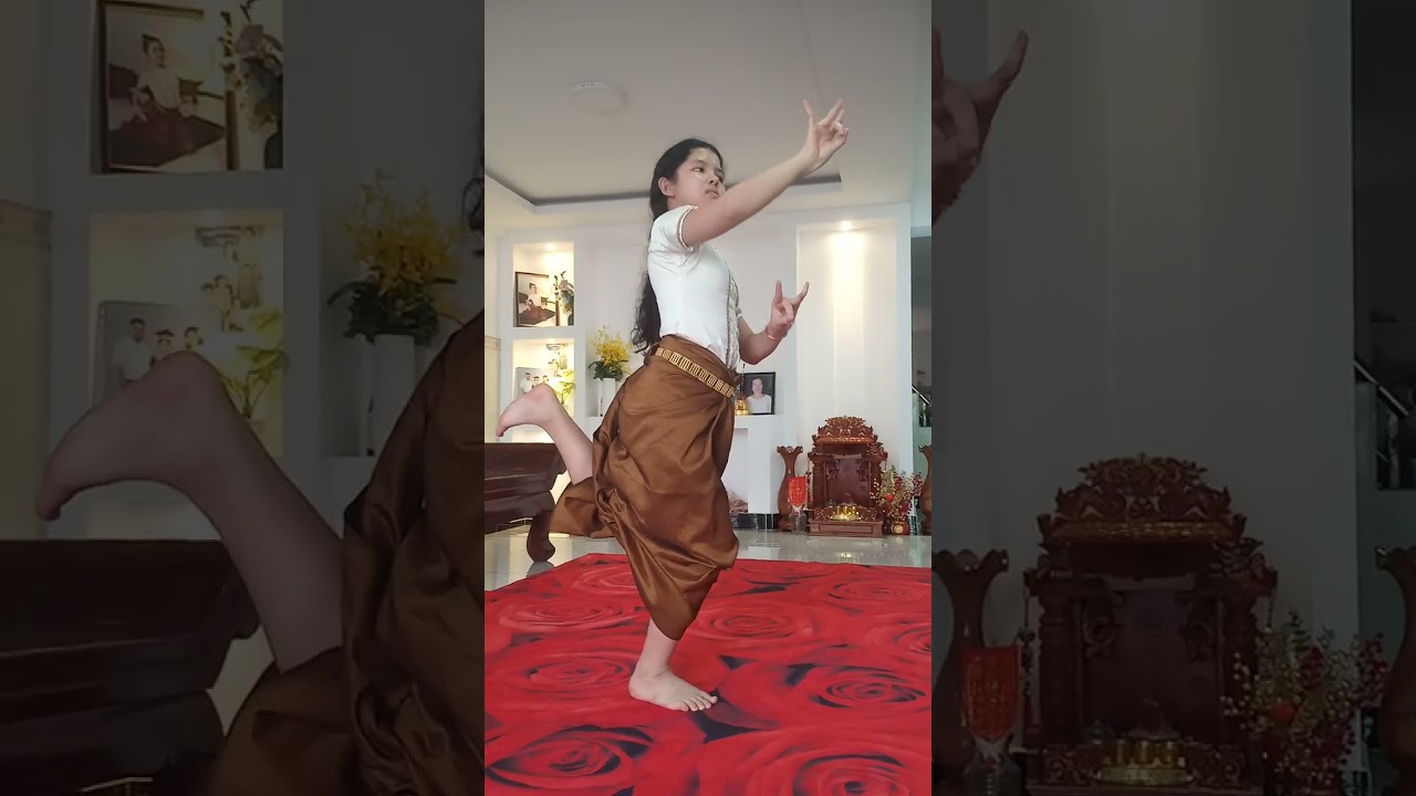 ហាត់រាំរបាំខ្មែរ(រស្មីចន្ទ័)