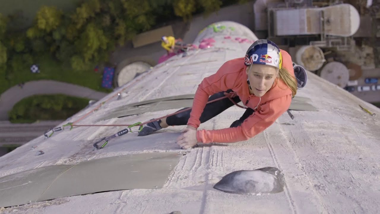 ⚠️Don't look down! Two Slovenian climbers scale Europe's highest chimney (360m) | 斯洛文尼亚特技团爬上欧洲最高烟囱