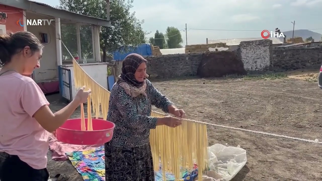Kars'ta köylü kadınlar imece usulü erişte kesiyor