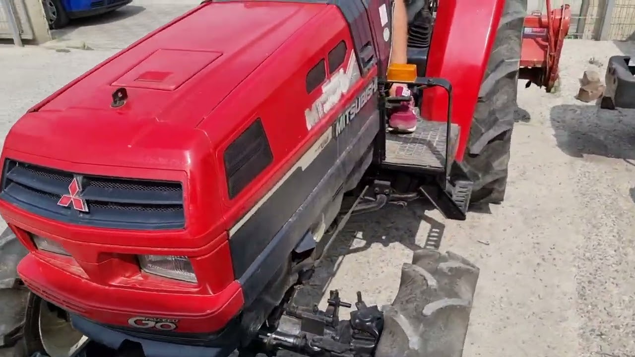 Tractor japonez Mitsubishi MT33 cu freză de pământ