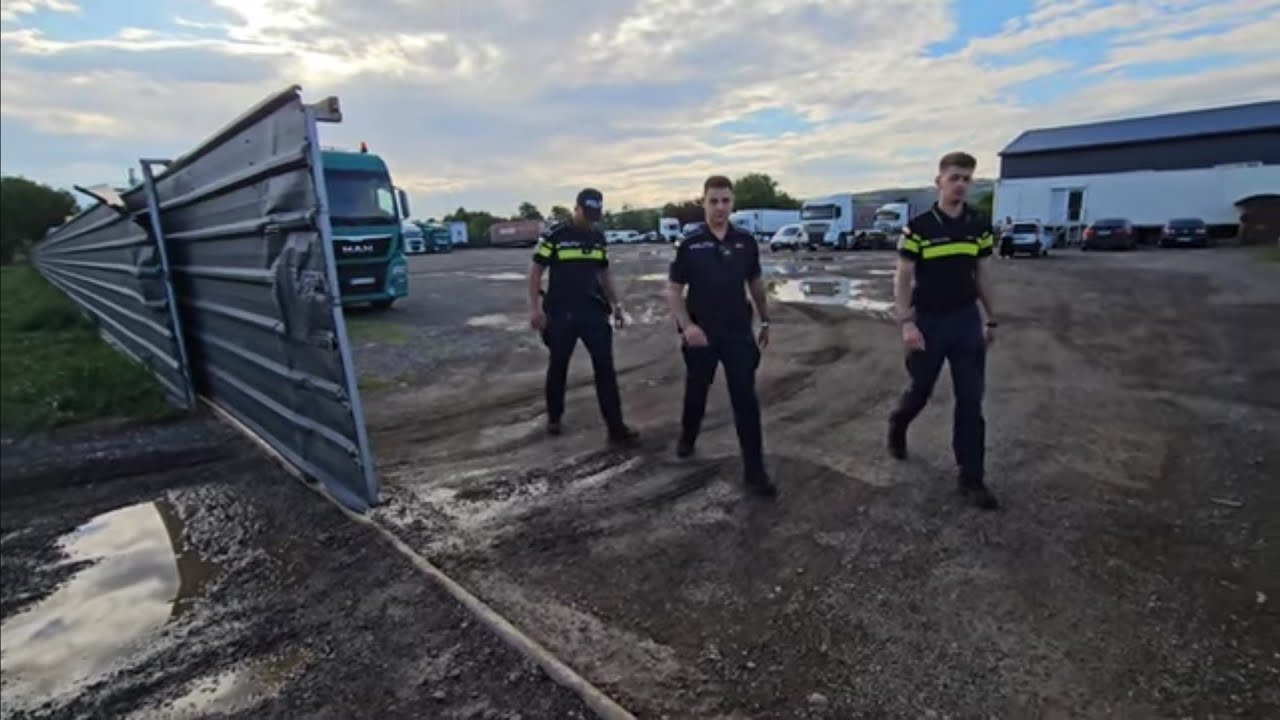 Au ascuns masina polițistului cu ferma de pori,  dar am găsit-o pitulată, cu poliția))