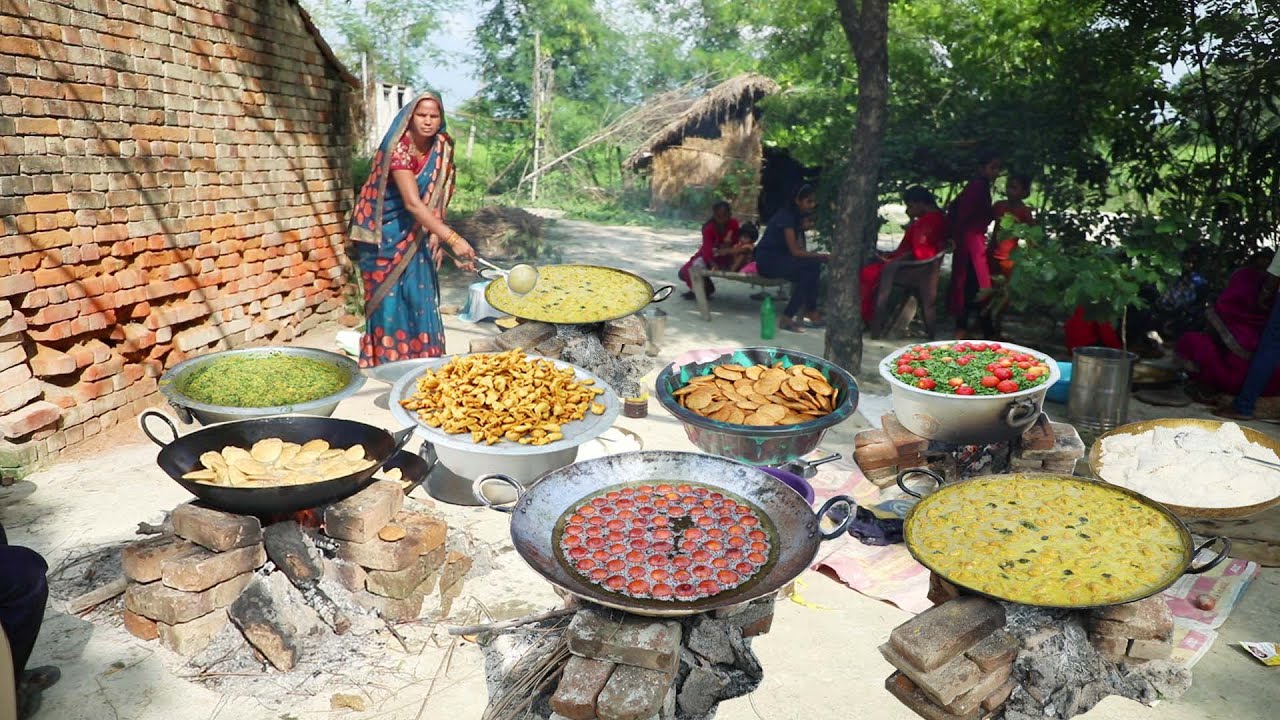 मिक्स सब्जी कढ़ी पकोड़ा और गुलाबजामुन के साथ चावल पूरी मिल जाए तो बच्चे मांग मांग कर खाए