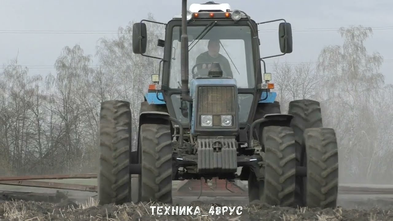 Трактор МТЗ-1221 на бороновании Полевой сезон 2022 Закрытие влаги