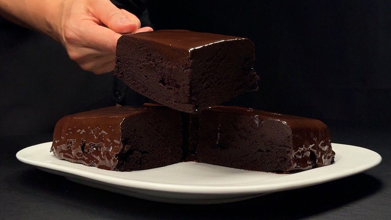 Влажный шоколадный торт! Никакой выпечки и никаких яиц! Невероятно вкусный десерт!