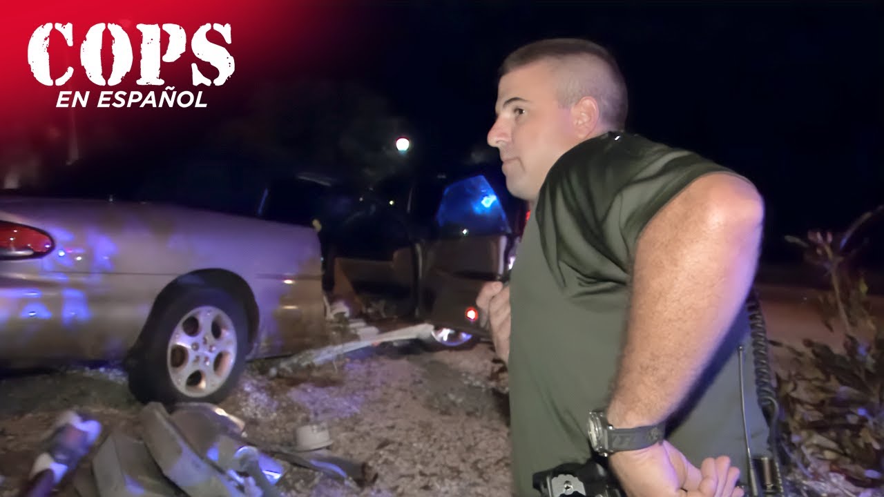 Persecución detenida abruptamente por un poste de concreto | Episodio completo | COPS en ESPAÑOL