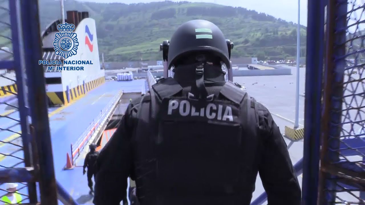 La Policía Nacional realiza un simulacro de motín en un barco arribado en el Puerto de Bilbao
