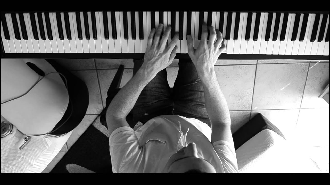 Apple iPhone 5 - Photo Every Day commercial (BLUE - Rob Simonsen Piano Cover )