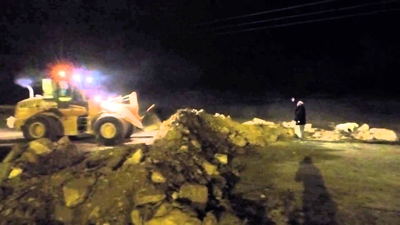 VIDEO-UPDATE : Palestinians remove roadblock In Southern Hebron HIlls