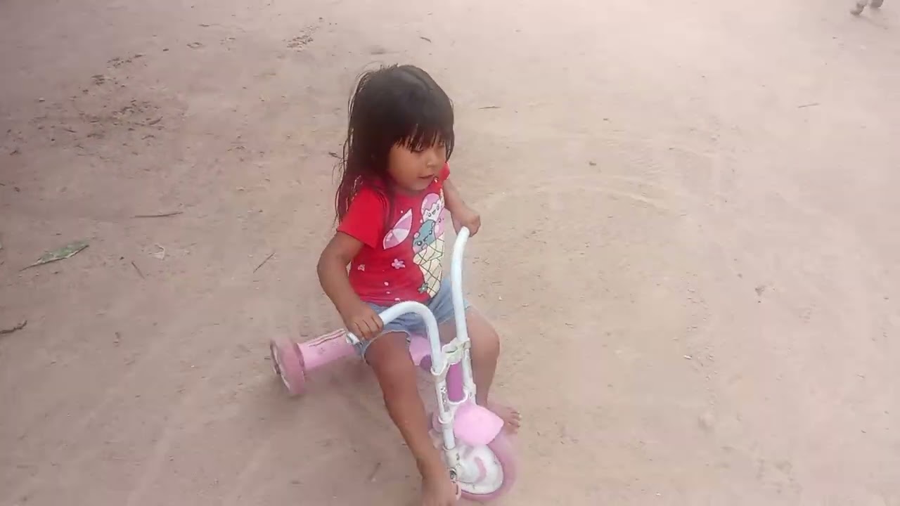 Laura Tarimaru, brincando com sua bicicleta.
