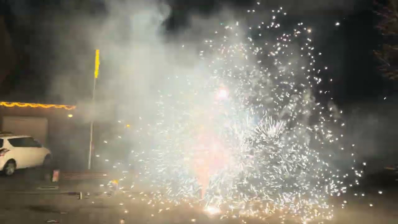 Crackling shock fountain &bull; klasek &bull; straatvideo (vuurwerk)