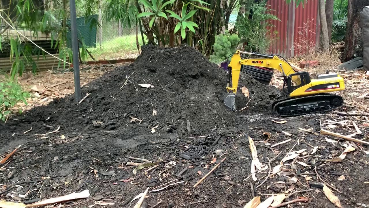 Huina 1580 - Benching a Wet Soil Pile.