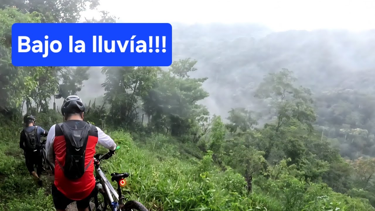 Bajo la lluvía en Teotepeque, La Libertad 