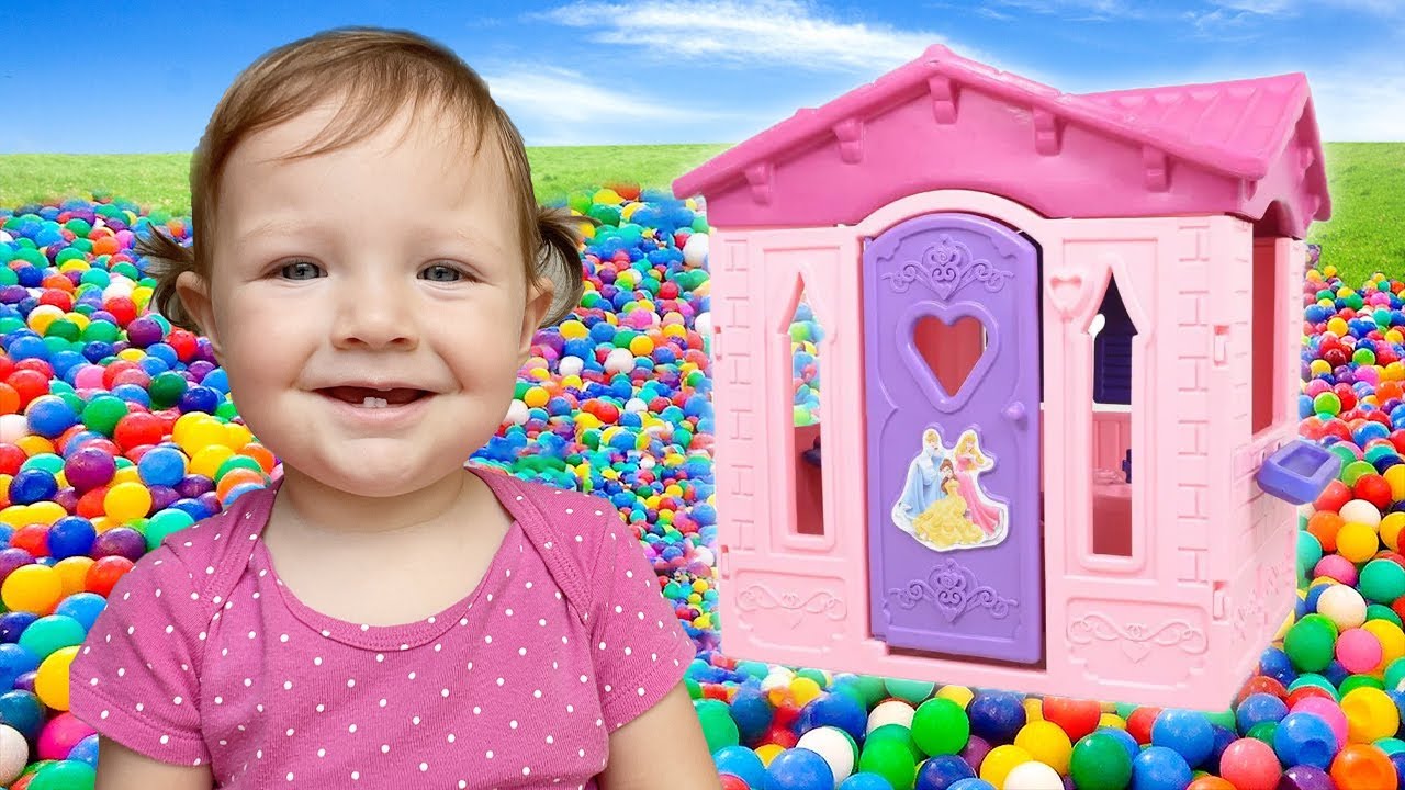 ★ ISADORA BRINCA DE SER MÉDICA NA SUA CASA COM PISCINA DE BOLINHA ★