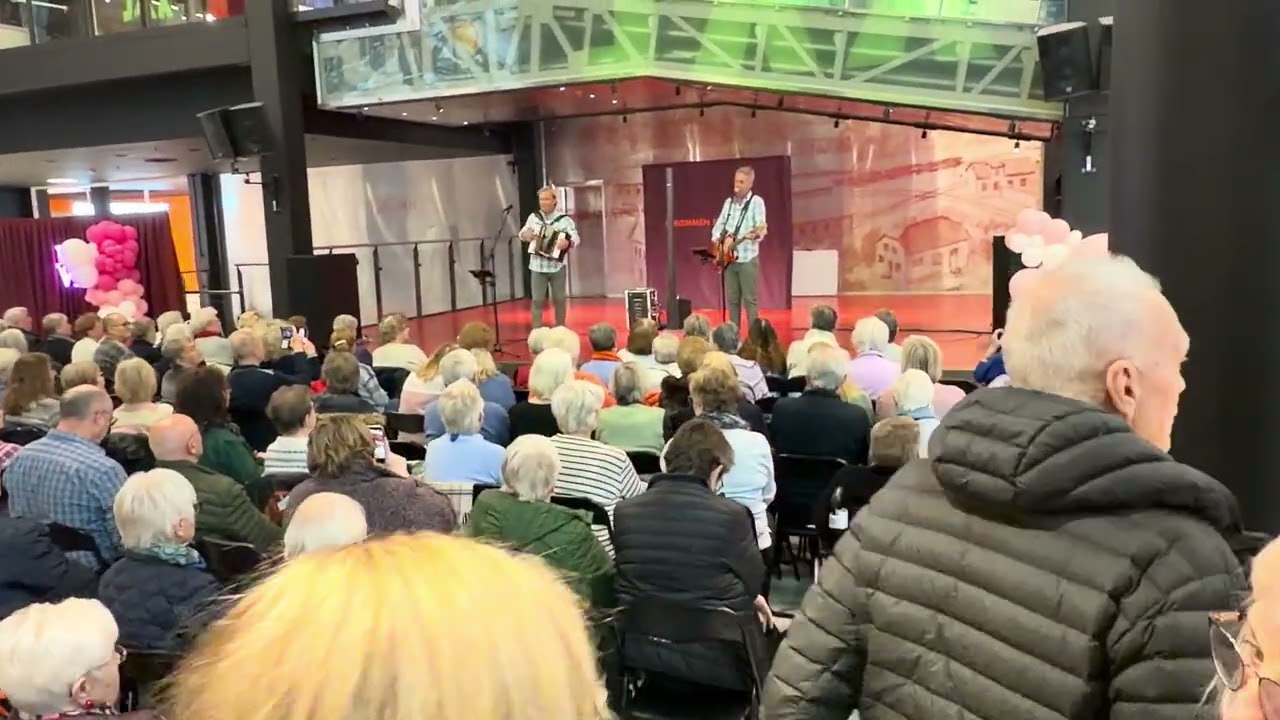 Karoline Kjøs med Musikk&Morro m Hans Olav og Odd Arne på Strømmen storsenter 4/2 