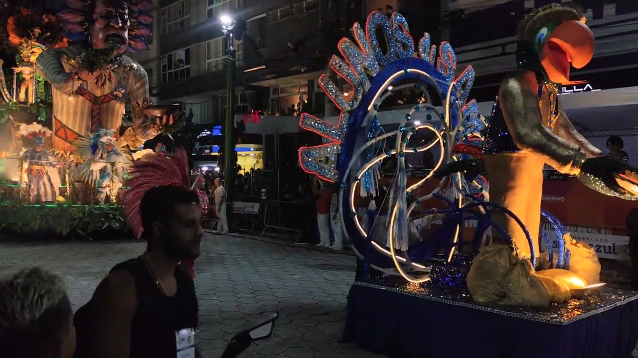Alunos do Samba na avenida em 15/02/2026