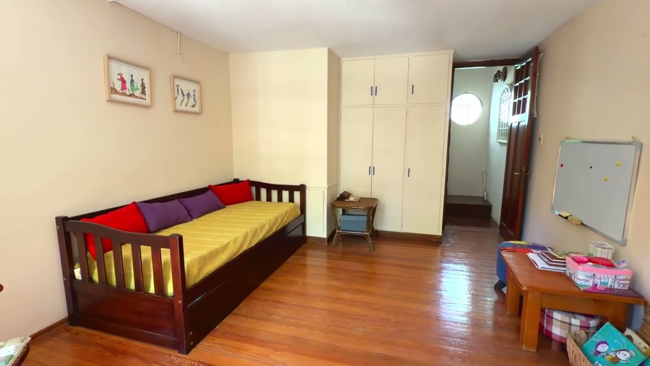 Casa de tres dormitorios en venta en Punta Carretas con garaje y fondo