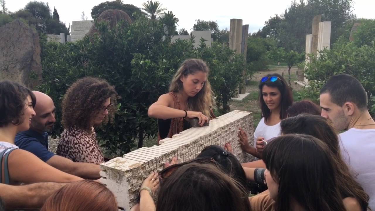 Giardino sonoro: Giulia Pilloni suona le pietre