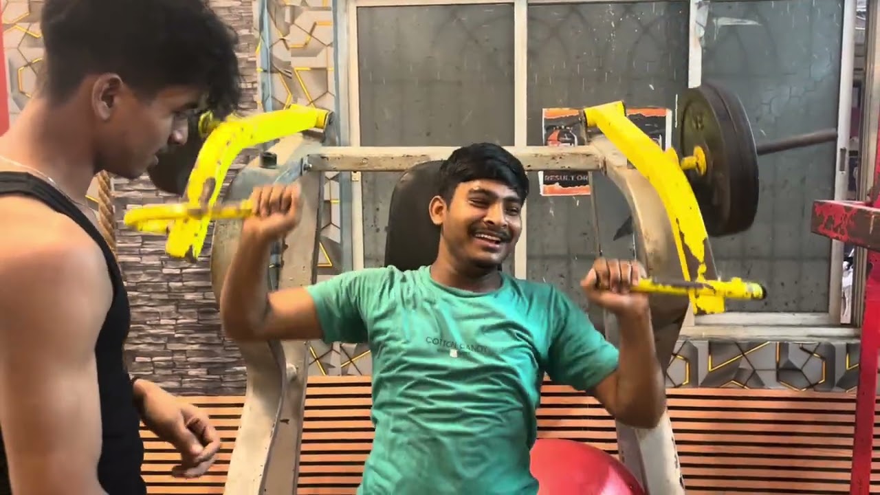 Shoulder and triceps workout 🏋️ with friends 😆#crazilyfunny #fun #funny 
