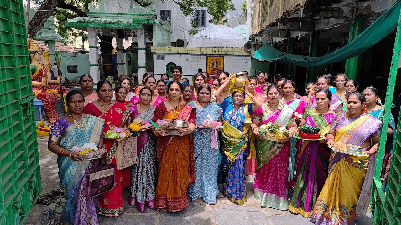 పాతగుంటురు లోని అంకమ్మ తల్లి కి తొమ్మండ్రు సౌందర్య లహరి బృంద లలన లు సమర్పించిన ఆషాఢసారే