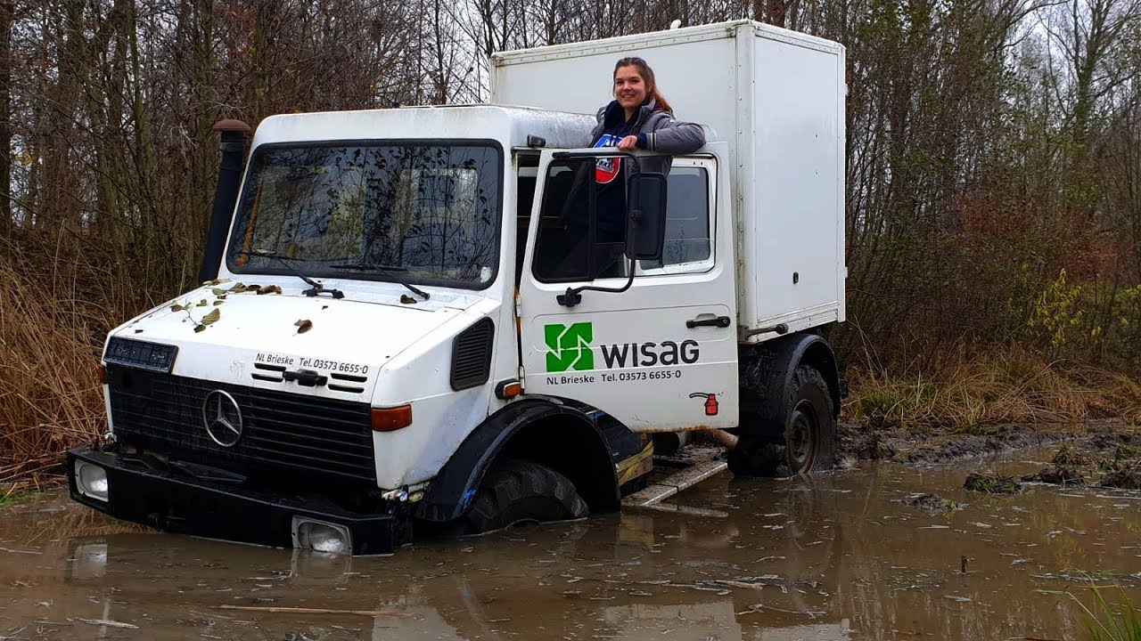 Unimog U1350 Doppelkabine festgefahren mit Seilwinde wieder raus gezogen Unimog droht zu versinken!