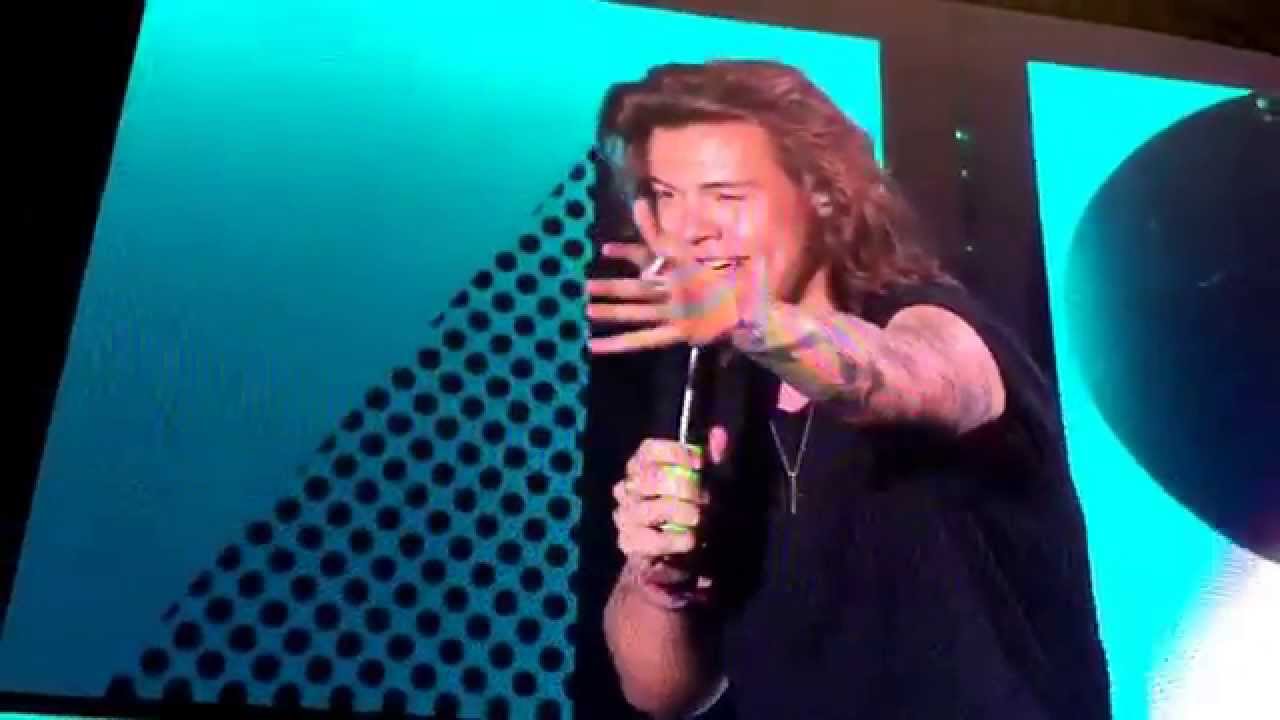 Harry making fun of a tall man - ONE DIRECTION Indianapolis, IN (7/31/15)