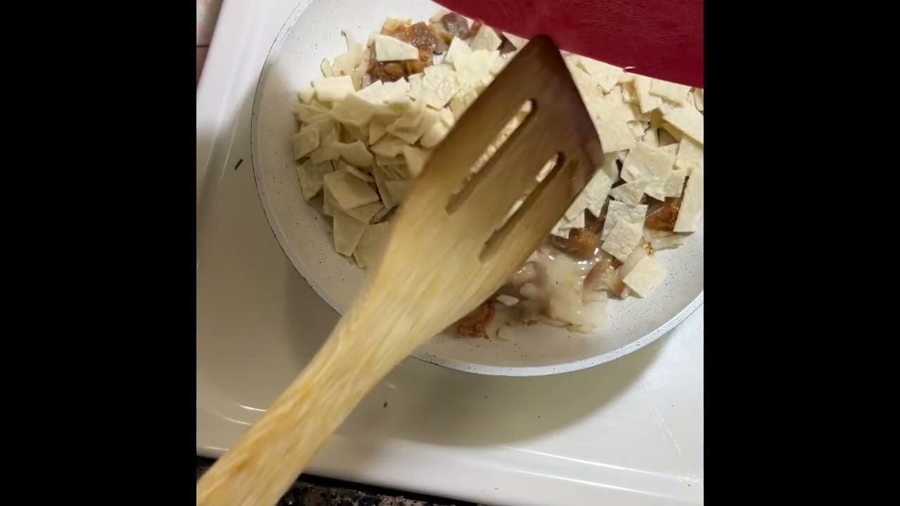 Revoltillo de chicharon con tortilla 