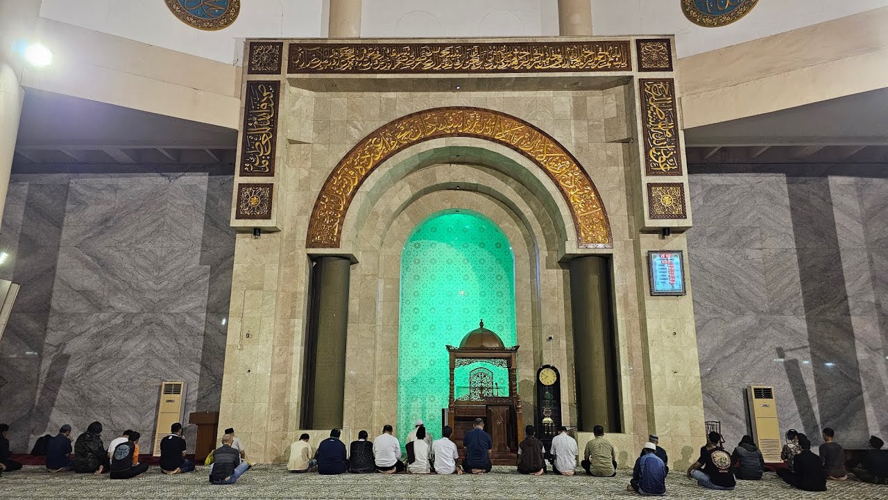 EDISI JABAR-KUMANDANG ADZAN ISYA MASJID RAYA BANDUNG DI JAWA BARAT