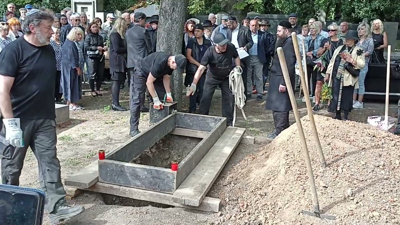 Zpěvačku Yvonne Přenosilovou pohřbili na Židovském hřbitově v Praze