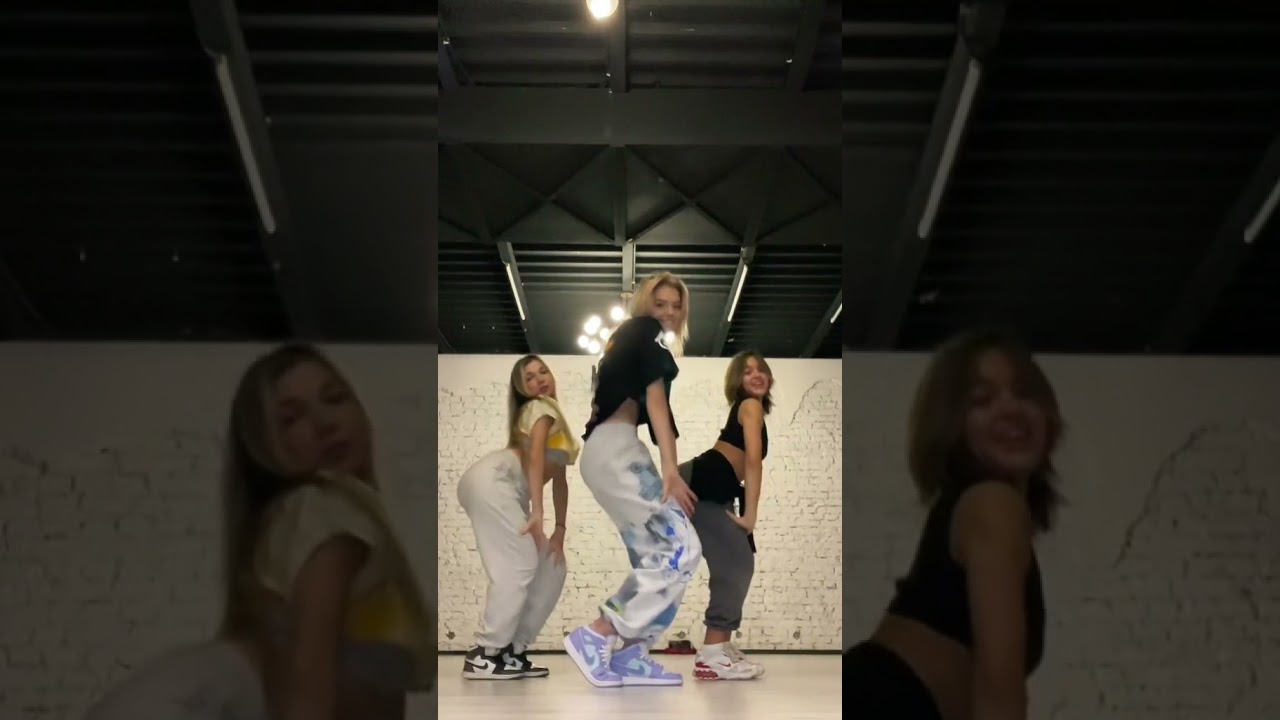 3 кыздын кечки тамактануусу