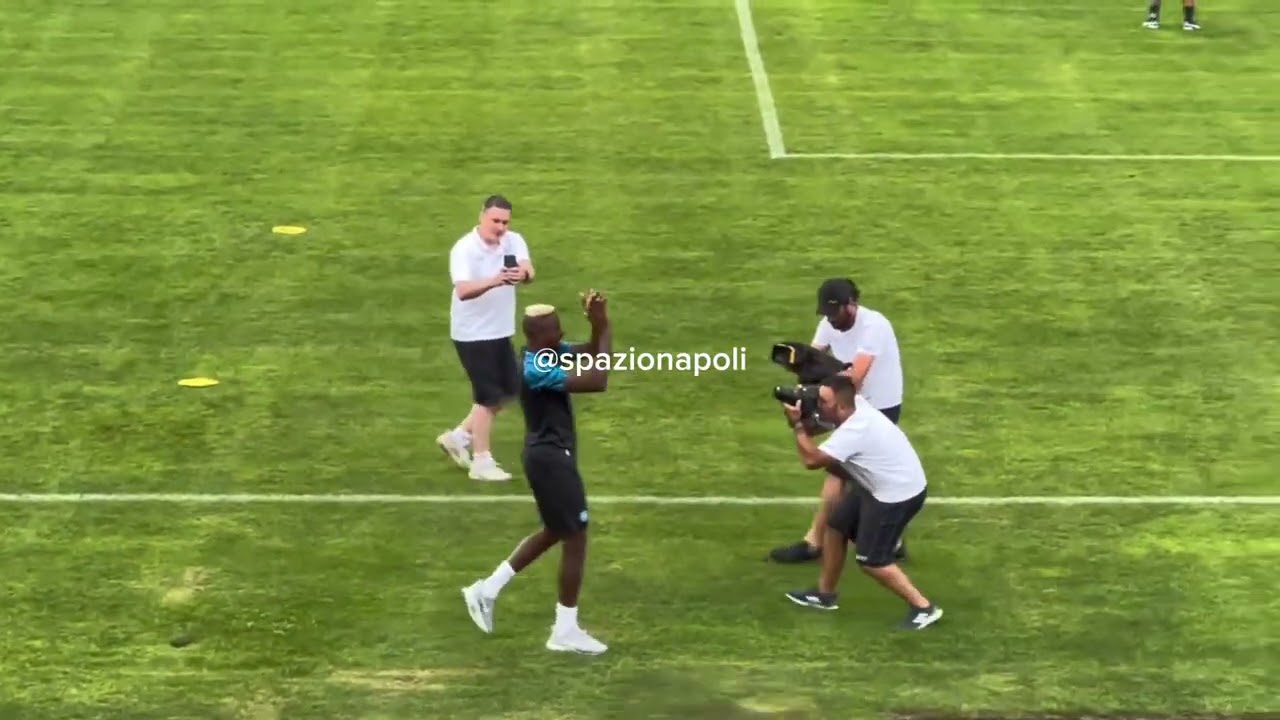 È ARRIVATO VICTOR OSIMHEN: GUARDATE LA PRIMA COSA CHE FA! BOATO DEI TIFOSI DEL NAPOLI‼️😍🇳🇬💙