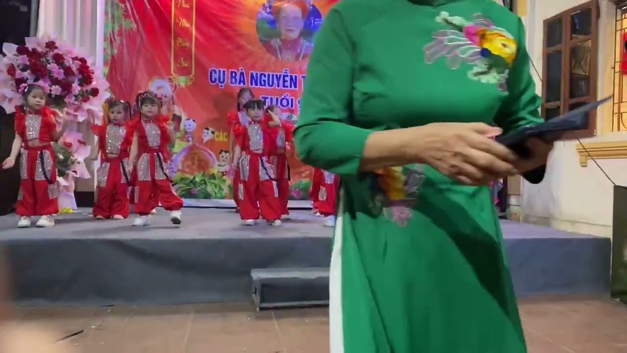 Tuyêt nhỉ múa bài ngày em đến mừng thọ tuổi 90