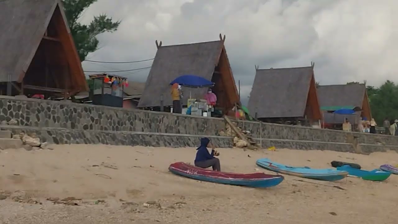 Renting a kayak at Sayang Heula Beach, Pameungpeuk, Garut