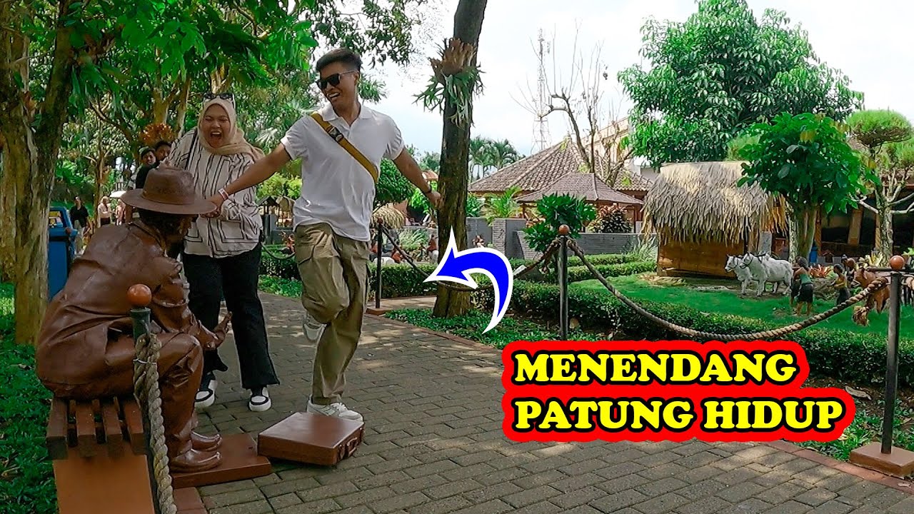 DIA MAU MENENDANG PATUNG HIDUP ITU, LIVING STATUE PRANK, HUMAN STATUE PRANK