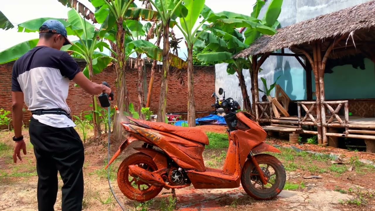 Membersihkan motor yang penuh lumpur 