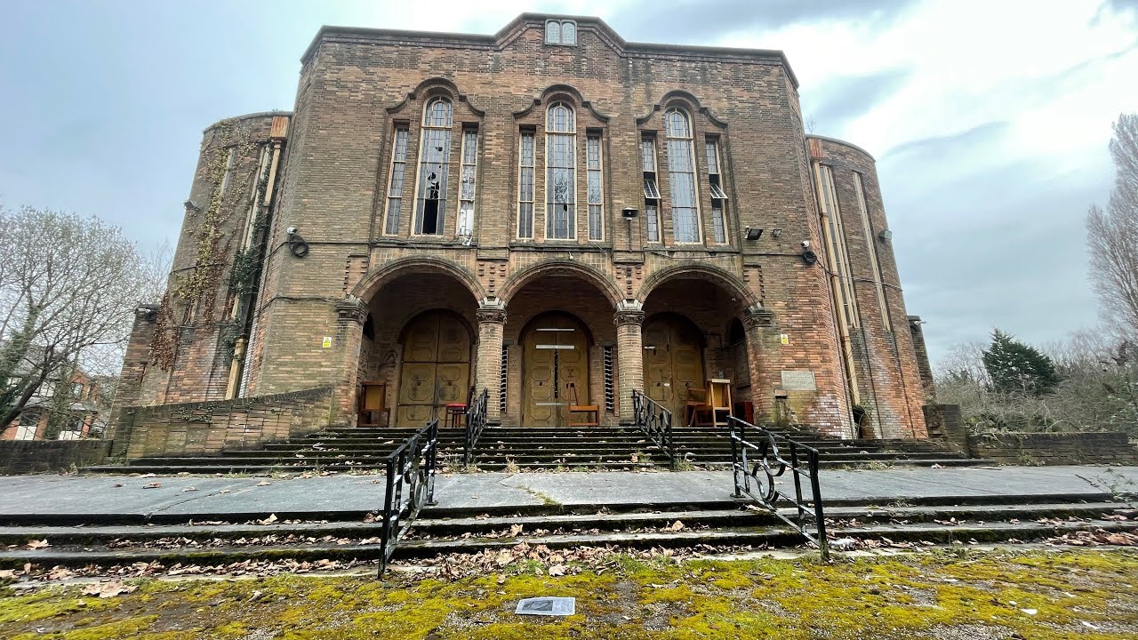 Abandoned synagogue explore