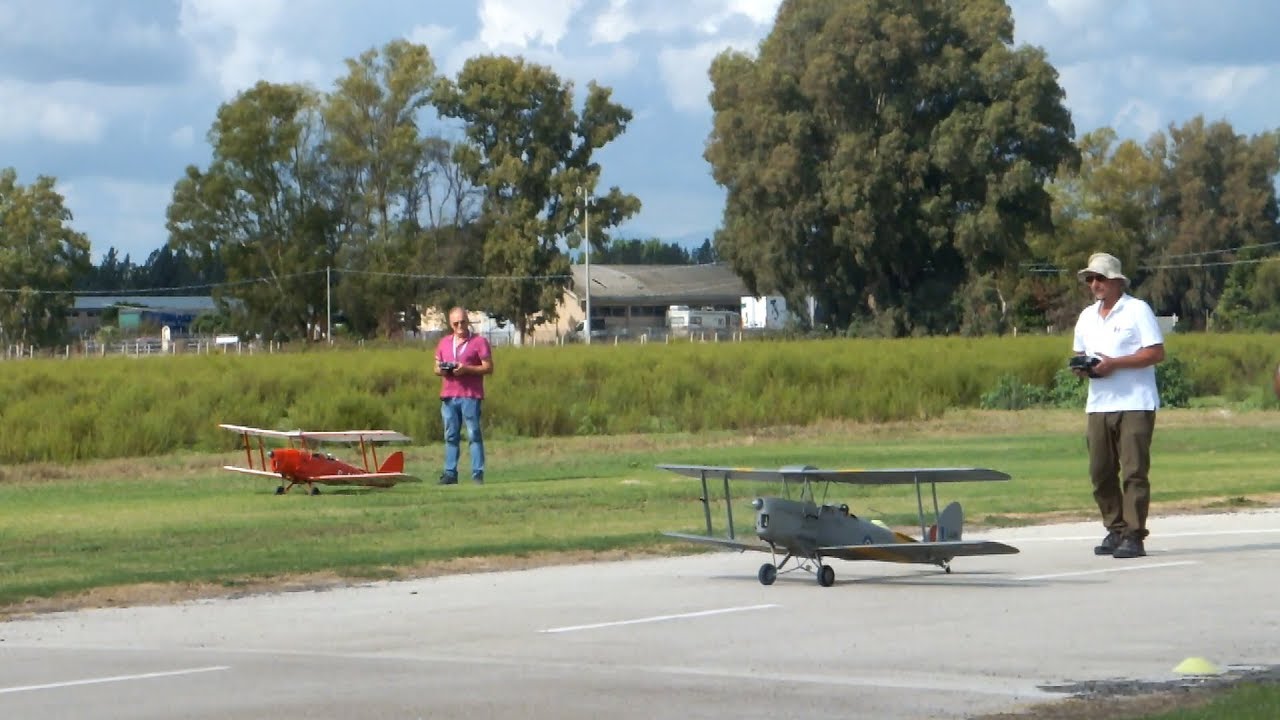 1/4 scale DH82 Tiger Moth: solo and duo flights