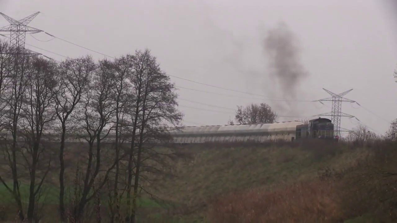 2 400 ton. Ciężki skład towarowy walczy na podjeździe z pomocą lokomotywy SM42-2237. Włącz głośniki!