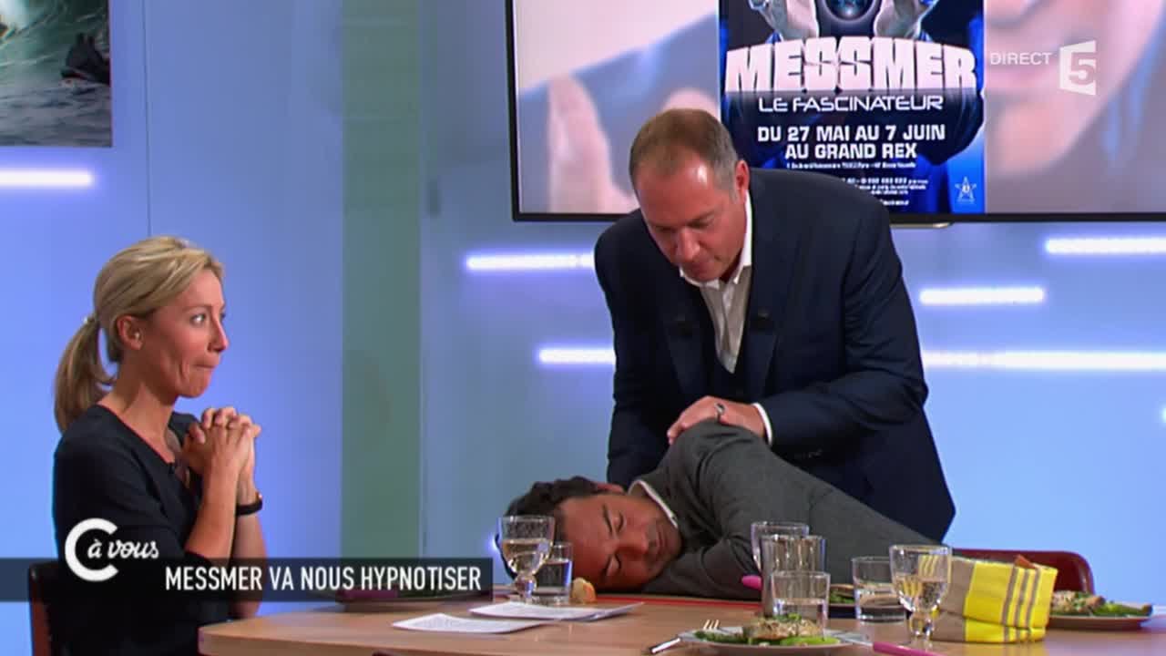 Patrick Cohen hypnotis&eacute; par Messmer - C &agrave; vous - 26/05/2015