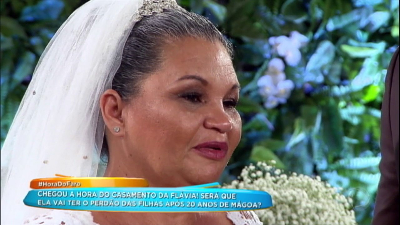 Emoção toma conta quando filhas perdoam a mãe durante festa de casamento