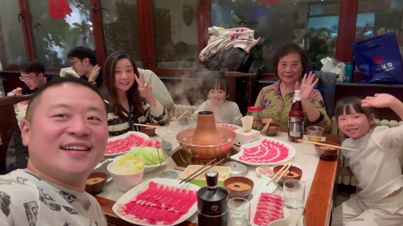 海外游子与北京妈妈团聚，一家人为妈妈送惊喜。吃地道北京美食.