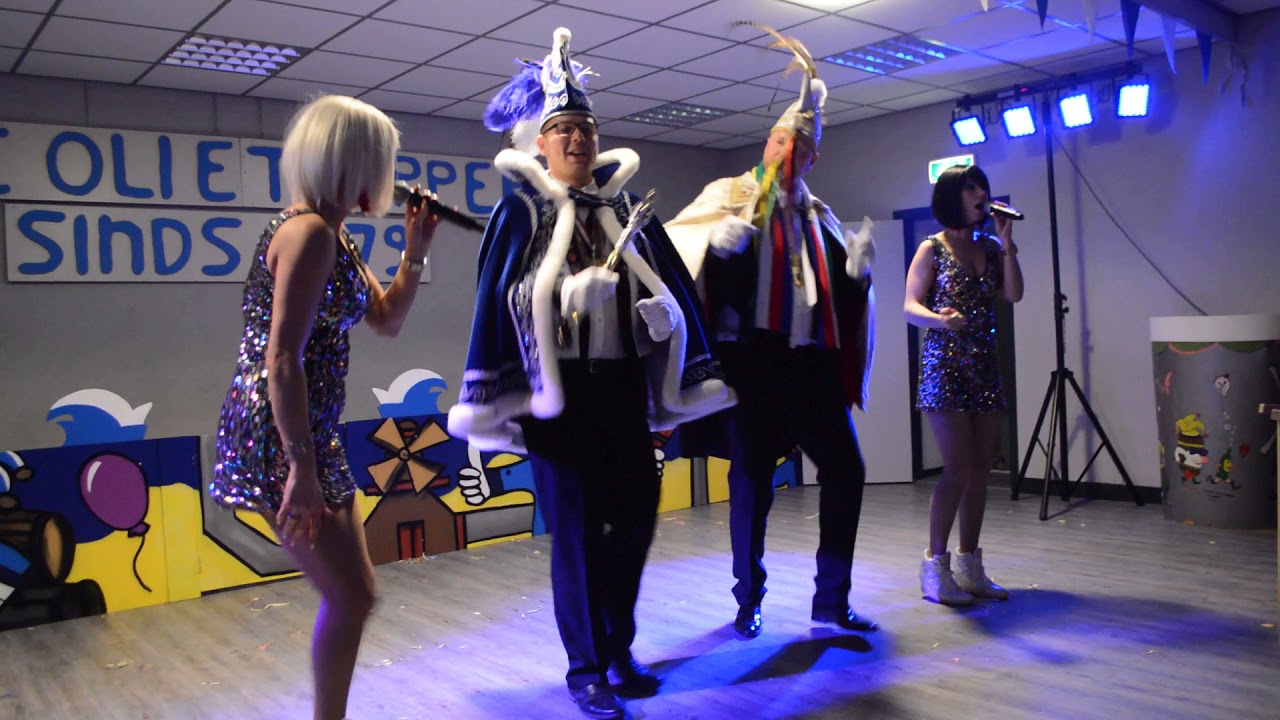 Optreden van de Alpenzusjes bij Carnavalsvereninging de Olietrappers